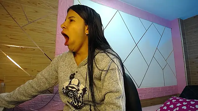 isabella rossee online show from November 13, 2025, 8:19 pm