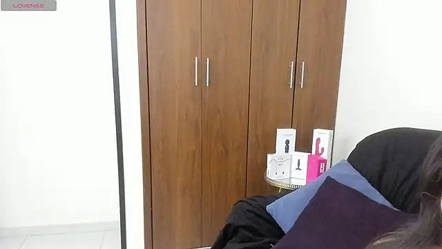 kiraGeiner online show from December 3, 2025, 2:19 am