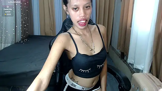 kourtneyluv  online show from October 15, 2025, 4:45 am