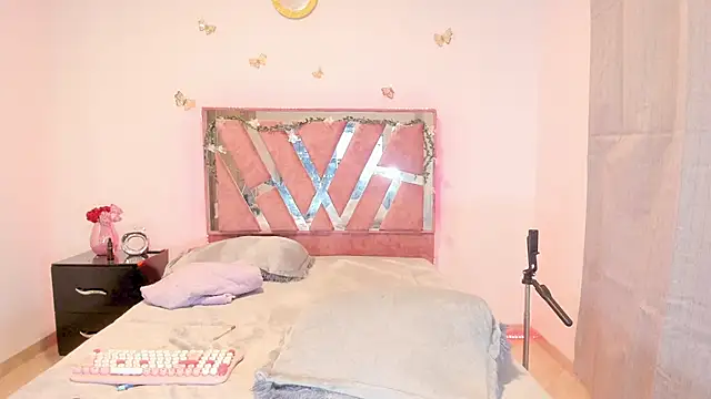 Ella Lenox online show from March 18, 2026, 2:26 am