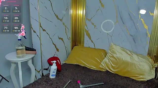 Snapshot of megann__up chatting on October 6, 2025, 8:34 am megann up online show from October 6, 2025, 8:34 am