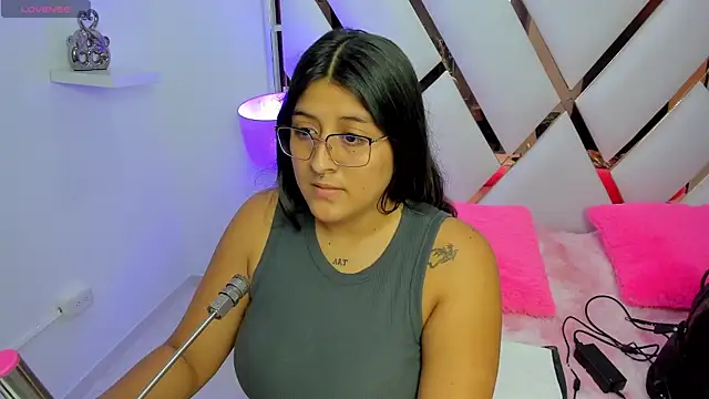 Snapshot of megann__up chatting on November 14, 2025, 3:27 am megann up online show from November 14, 2025, 3:27 am