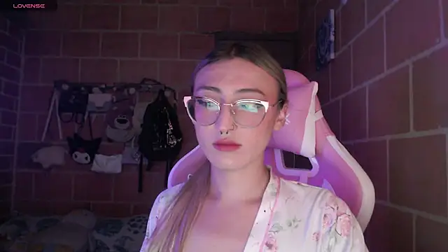 Snapshot of Andrea_camilaaa chatting on July 10, 2026, 9:50 pm Andrea camilaaa online show from July 10, 2026, 9:50 pm