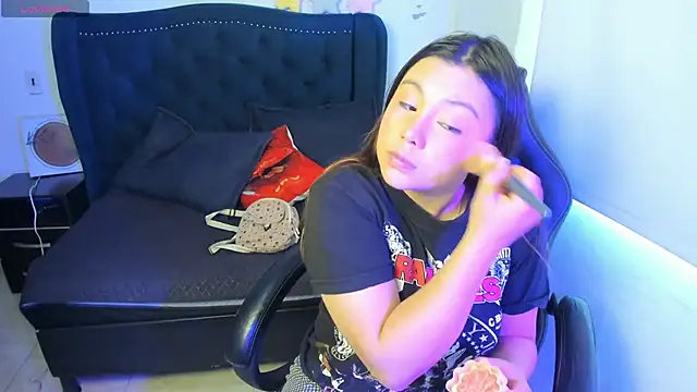 LucyPetit online show from November 25, 2025, 1:33 pm