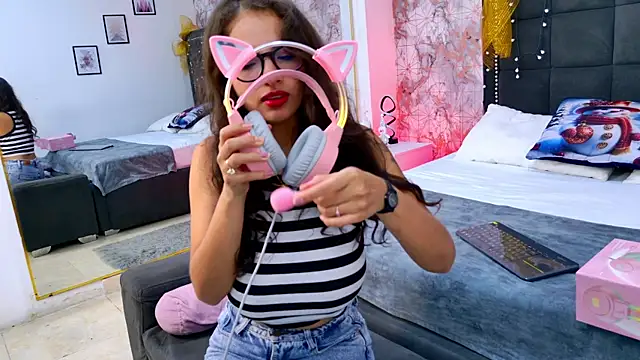 Angelique Angell online show from December 19, 2025, 7:54 pm