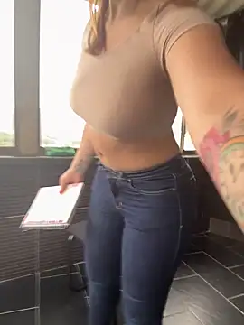 Snapshot of AlissonPeach01 chatting on September 15, 2025, 12:49 pm AlissonPeach01 online show from September 15, 2025, 12:49 pm