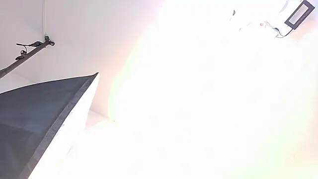 Snapshot of AlexandraCambell chatting on May 17, 2026, 7:50 am AlexandraCambell online show from May 17, 2026, 7:50 am