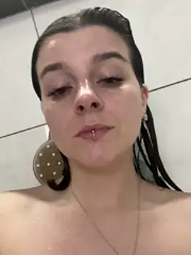 LilyIrons online show from April 17, 2026, 4:54 pm