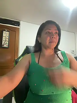 Snapshot of hiilarybrown chatting on April 28, 2026, 11:32 pm hiilarybrown online show from April 28, 2026, 11:32 pm