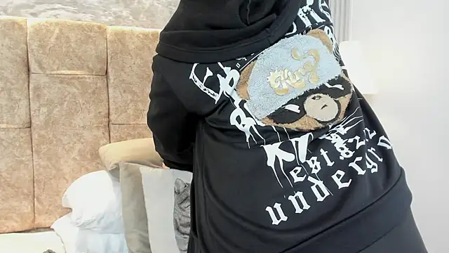 leilapons online show from October 10, 2025, 5:23 pm