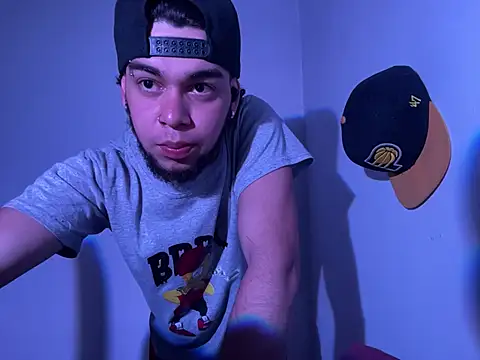 enzo vittale03  online show from February 18, 2026, 11:11 pm