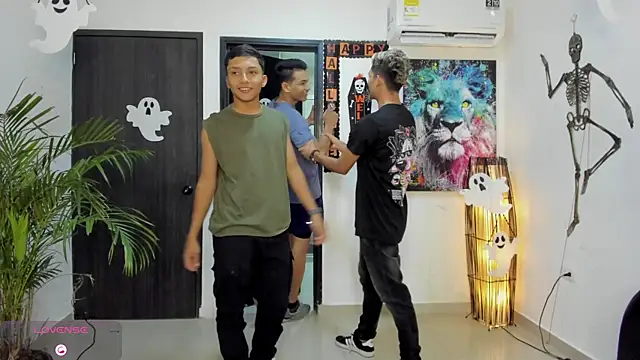 Bisexlifehot   online show from October 12, 2025, 11:04 pm