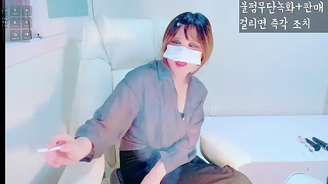 hyeony s96 online show from February 4, 2026, 12:33 pm