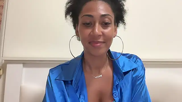 Snapshot of Vaylisse chatting on October 28, 2025, 6:32 pm Vaylisse online show from October 28, 2025, 6:32 pm