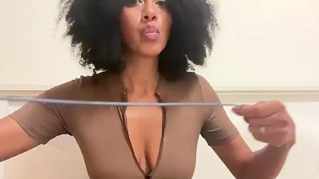 Snapshot of Vaylisse chatting on November 2, 2025, 6:10 pm Vaylisse online show from November 2, 2025, 6:10 pm