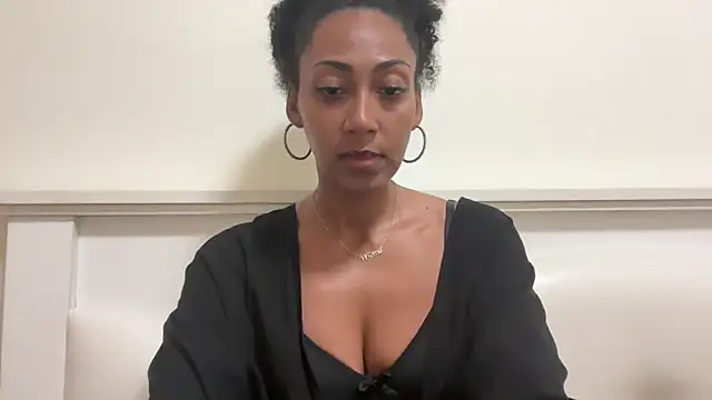 Snapshot of Vaylisse chatting on December 2, 2025, 4:13 pm Vaylisse online show from December 2, 2025, 4:13 pm