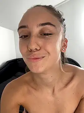 CristinaSww online show from October 24, 2025, 1:07 pm