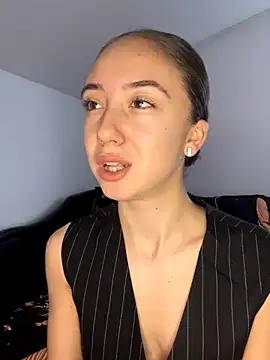 CristinaSww online show from November 21, 2025, 1:21 pm