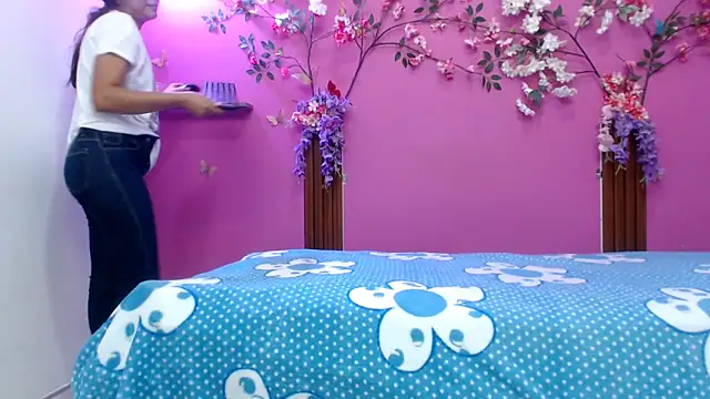 skinnybarbie022 online show from April 17, 2026, 12:35 am