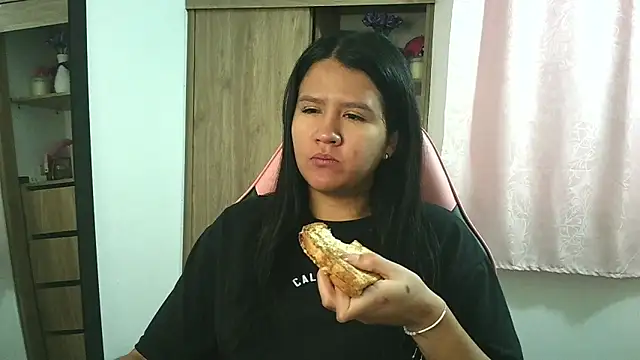 Snapshot of Oliviawatson1 chatting on November 20, 2025, 1:00 pm Oliviawatson1 online show from November 20, 2025, 1:00 pm