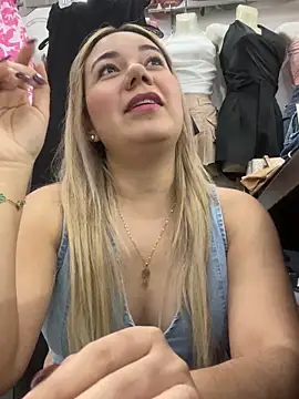 Snapshot of Fabii15 chatting on September 11, 2025, 10:43 pm Fabii15 online show from September 11, 2025, 10:43 pm