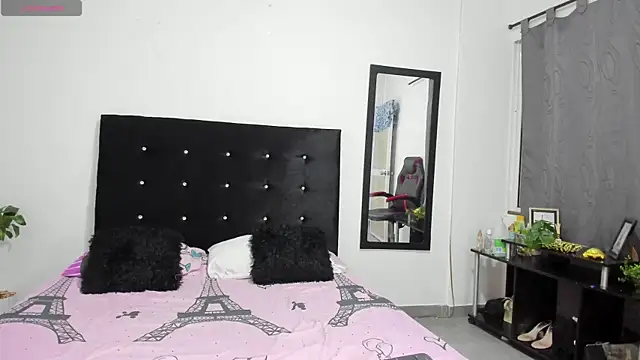 NicoleFletcher online show from October 5, 2025, 12:25 pm