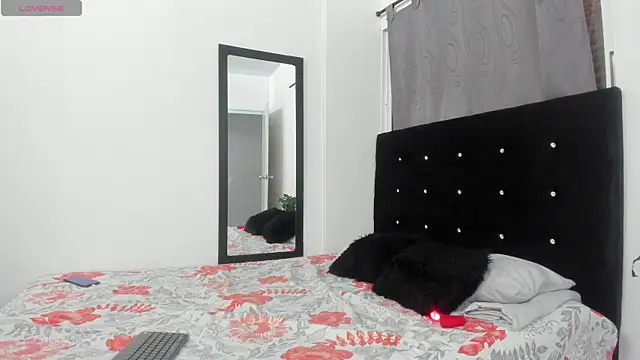 NicoleFletcher online show from October 15, 2025, 7:47 pm