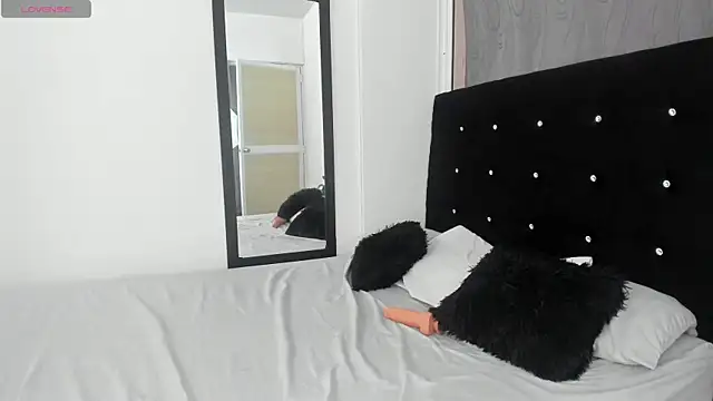 NicoleFletcher online show from October 26, 2025, 7:09 pm