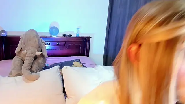 Snapshot of Flora_Minx chatting on November 22, 2025, 6:45 am Flora Minx online show from November 22, 2025, 6:45 am