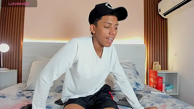 Brunette  boy online show from September 14, 2025, 3:38 am