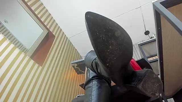 Scarlett Barnes online show from March 26, 2026, 12:22 pm