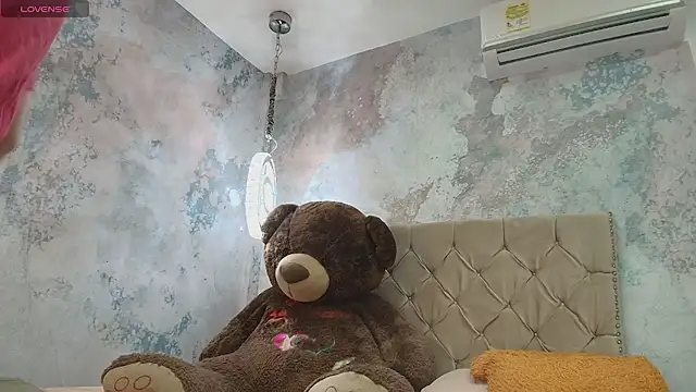 TaylerWhite online show from November 6, 2025, 12:17 pm