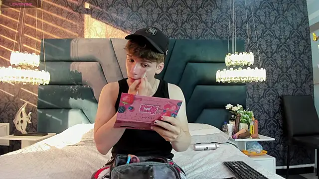 TaylerWhite online show from December 14, 2025, 11:59 am