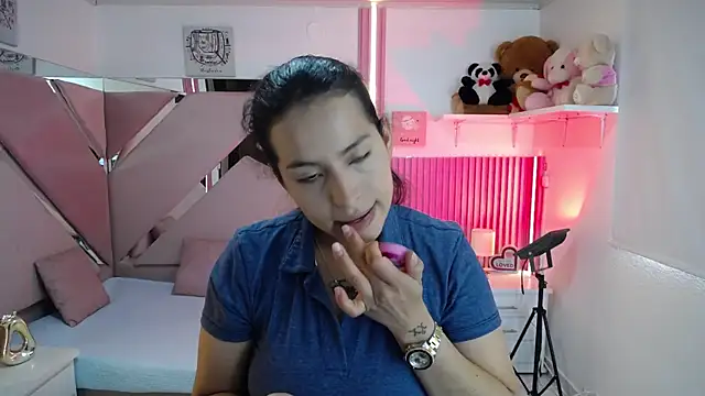 Mia garcia28 online show from July 9, 2026, 2:43 pm