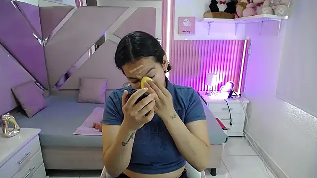 Mia garcia28 online show from July 24, 2026, 4:27 pm
