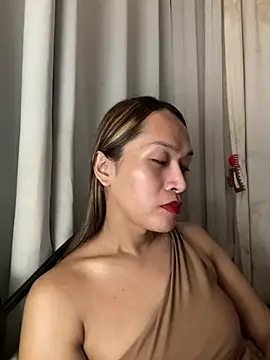 Snapshot of RomanticPearlTS chatting on February 23, 2026, 12:02 pm RomanticPearlTS online show from February 23, 2026, 12:02 pm