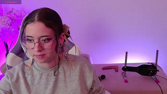 Snapshot of Mia_wee chatting on February 16, 2026, 6:59 pm Mia wee online show from February 16, 2026, 6:59 pm