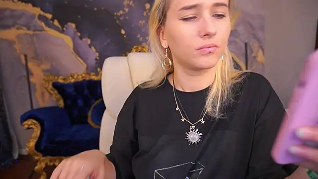 LilElfie online show from September 9, 2025, 6:02 am