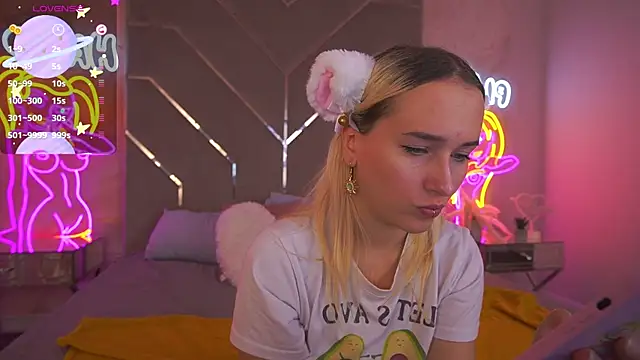 LilElfie online show from October 4, 2025, 12:47 pm