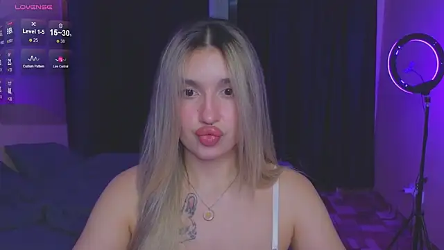 Snapshot of RoxyChill chatting on September 12, 2025, 7:47 pm RoxyChill online show from September 12, 2025, 7:47 pm