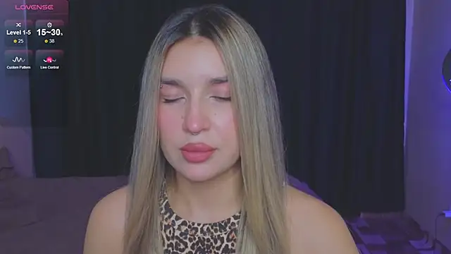 Snapshot of RoxyChill chatting on September 24, 2025, 8:12 pm RoxyChill online show from September 24, 2025, 8:12 pm