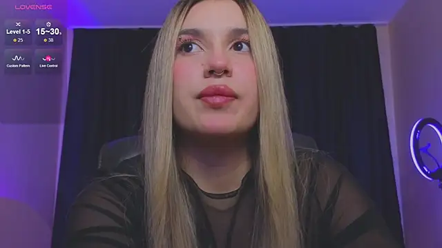 Snapshot of RoxyChill chatting on October 17, 2025, 7:38 pm RoxyChill online show from October 17, 2025, 7:38 pm