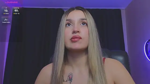 Snapshot of RoxyChill chatting on October 26, 2025, 8:48 pm RoxyChill online show from October 26, 2025, 8:48 pm