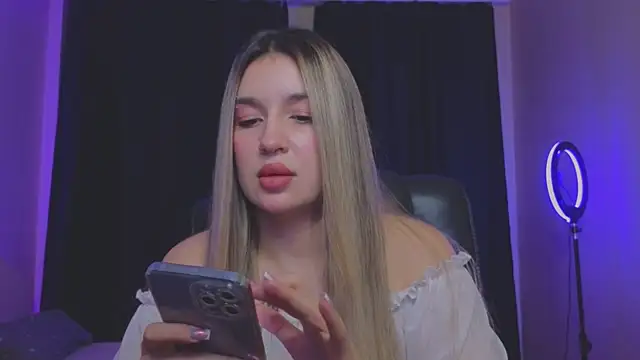 Snapshot of RoxyChill chatting on October 28, 2025, 9:28 pm RoxyChill online show from October 28, 2025, 9:28 pm