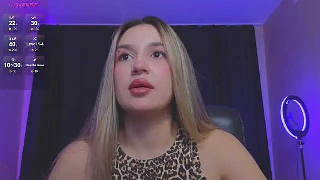 Snapshot of RoxyChill chatting on October 29, 2025, 8:10 pm RoxyChill online show from October 29, 2025, 8:10 pm