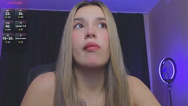 Snapshot of RoxyChill chatting on October 31, 2025, 8:32 pm RoxyChill online show from October 31, 2025, 8:32 pm