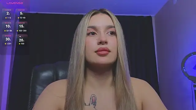 Snapshot of RoxyChill chatting on November 9, 2025, 8:29 pm RoxyChill online show from November 9, 2025, 8:29 pm