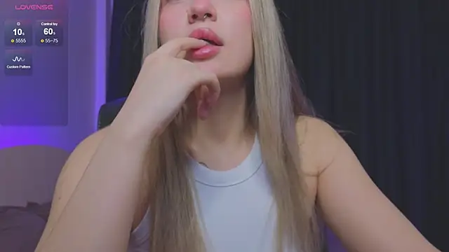 Snapshot of RoxyChill chatting on November 17, 2025, 8:03 pm RoxyChill online show from November 17, 2025, 8:03 pm