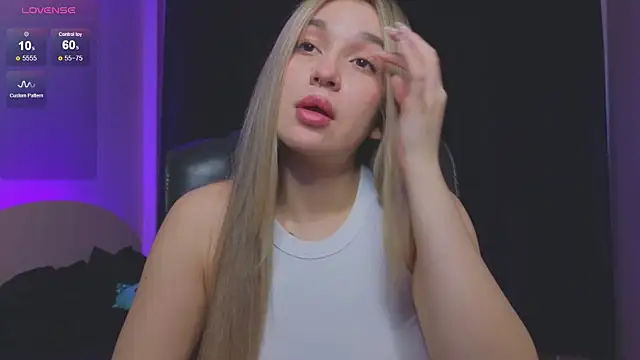 Snapshot of RoxyChill chatting on November 26, 2025, 10:22 pm RoxyChill online show from November 26, 2025, 10:22 pm