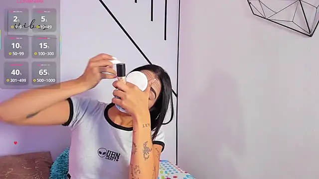 MiahCornell  online show from December 4, 2025, 7:22 pm